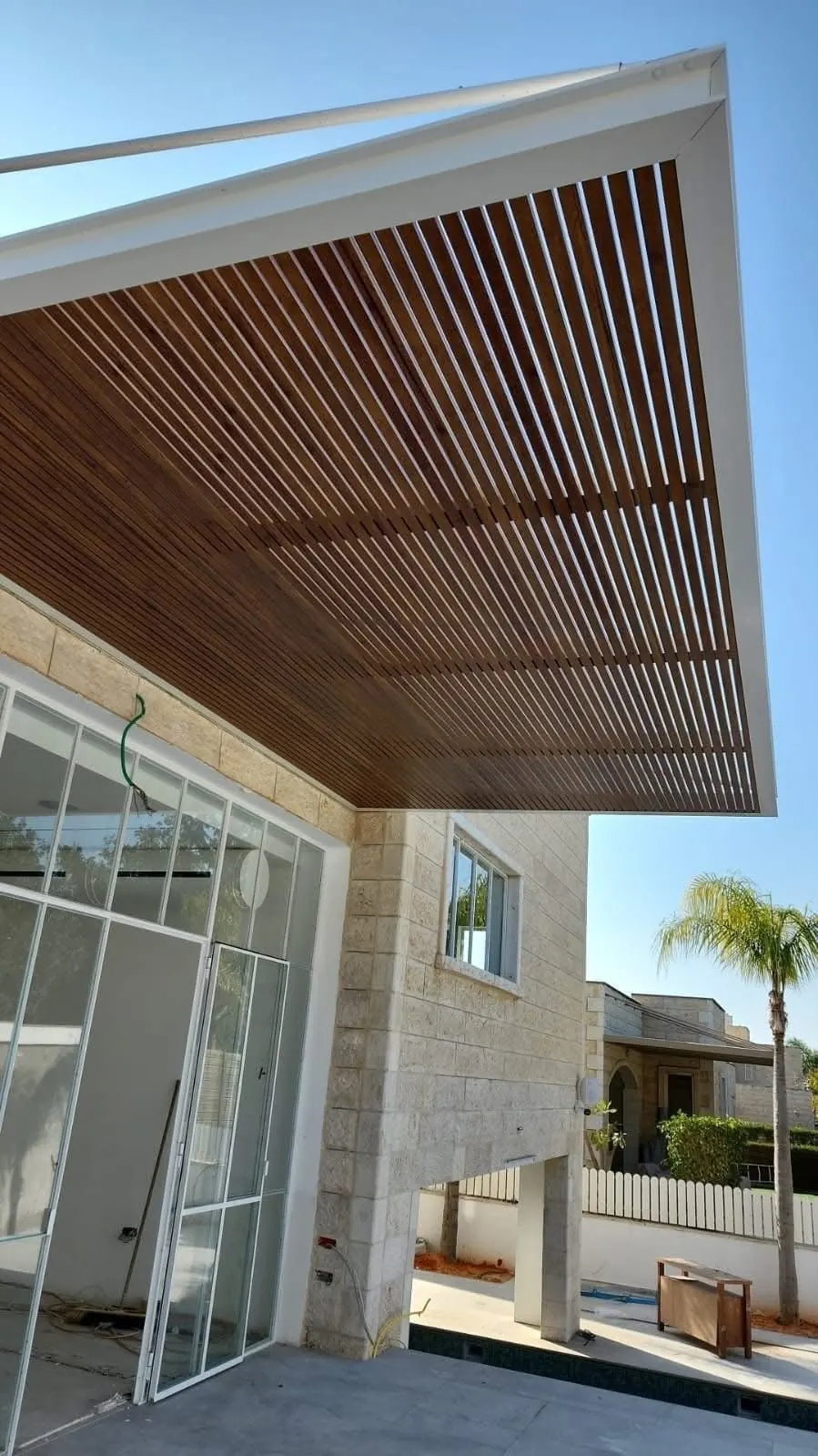 פרגולת מתכת בכניסה לבית