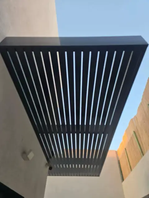 פרגולת מתכת שחורה